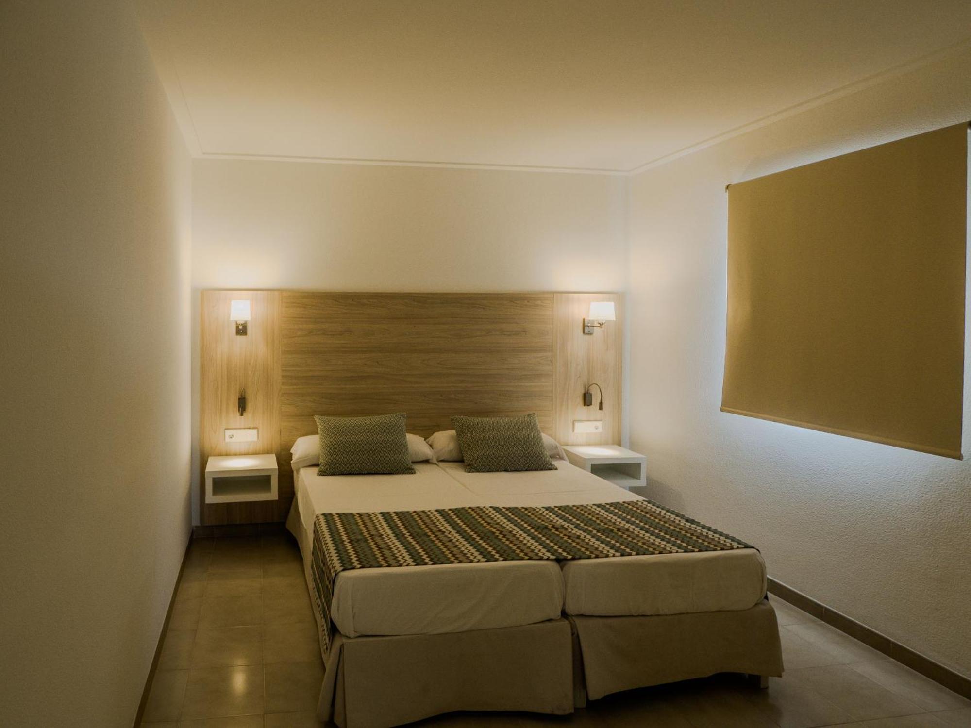Apartamentos La Santa Maria Cala Millor  Exteriör bild
