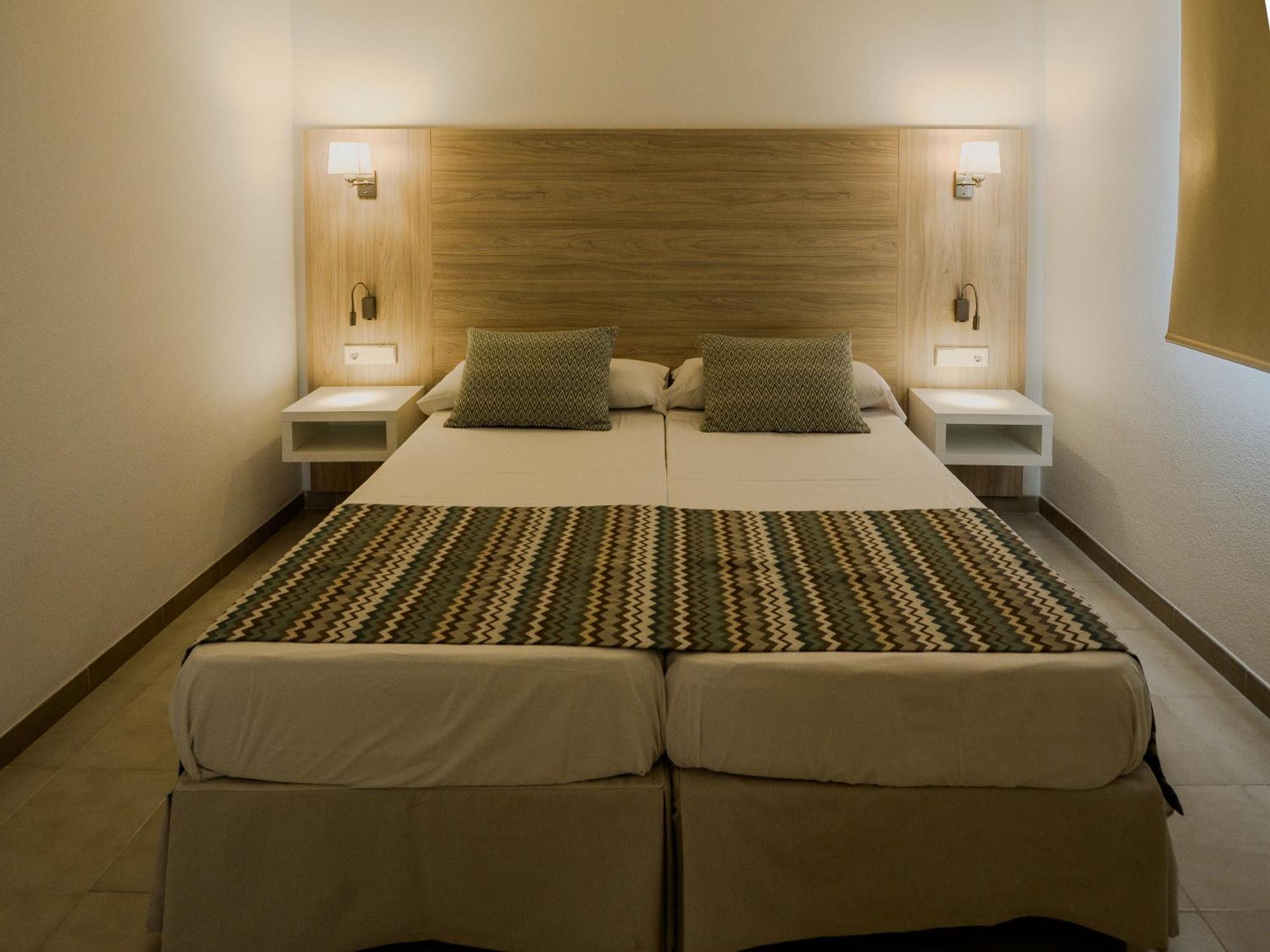 Apartamentos La Santa Maria Cala Millor  Exteriör bild